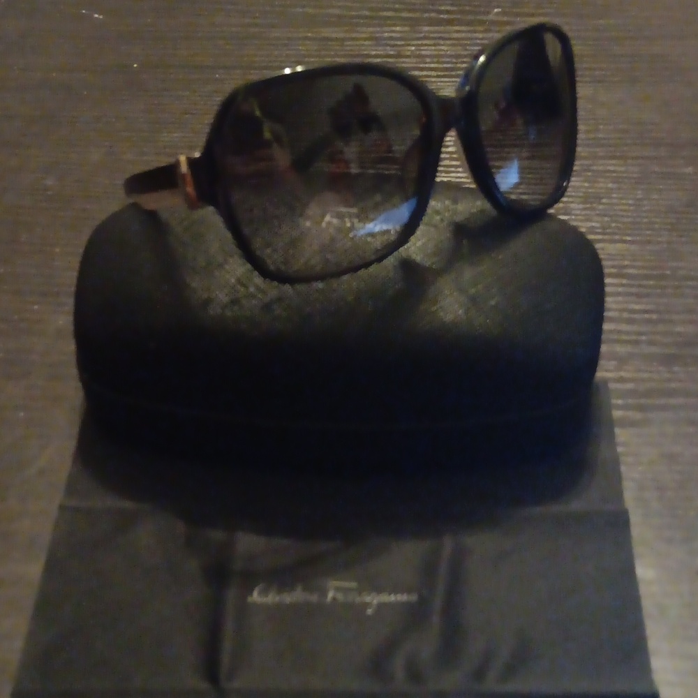 Salvatore Ferragamo Black Oversized Sunglasses With Case & Cleaning Cloth (EUC) - Picture 2 of 9